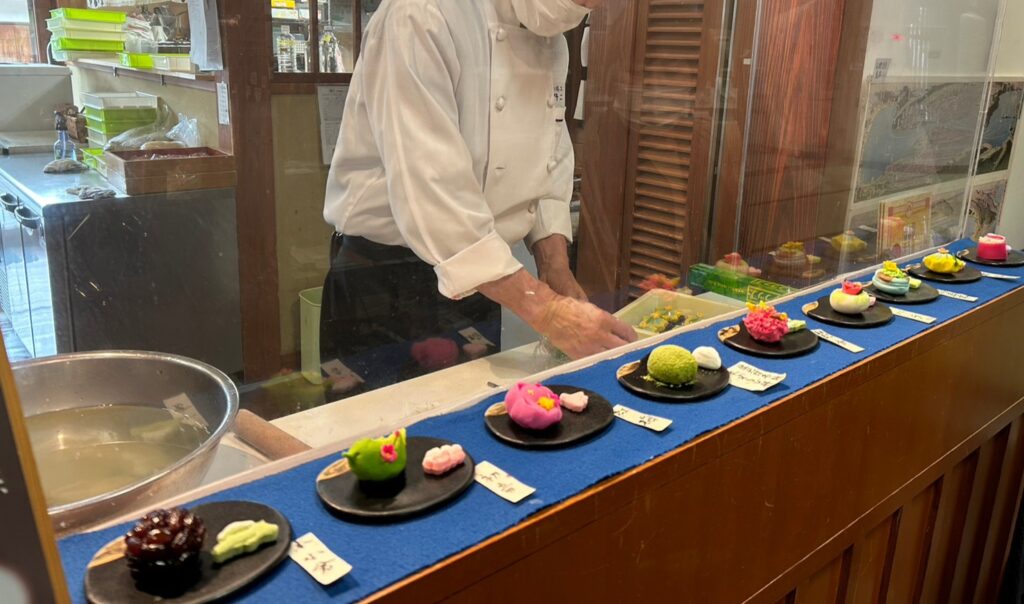 松江おしゃれカフェ　和菓子　松江城　喫茶きはる　上生菓子を作っている