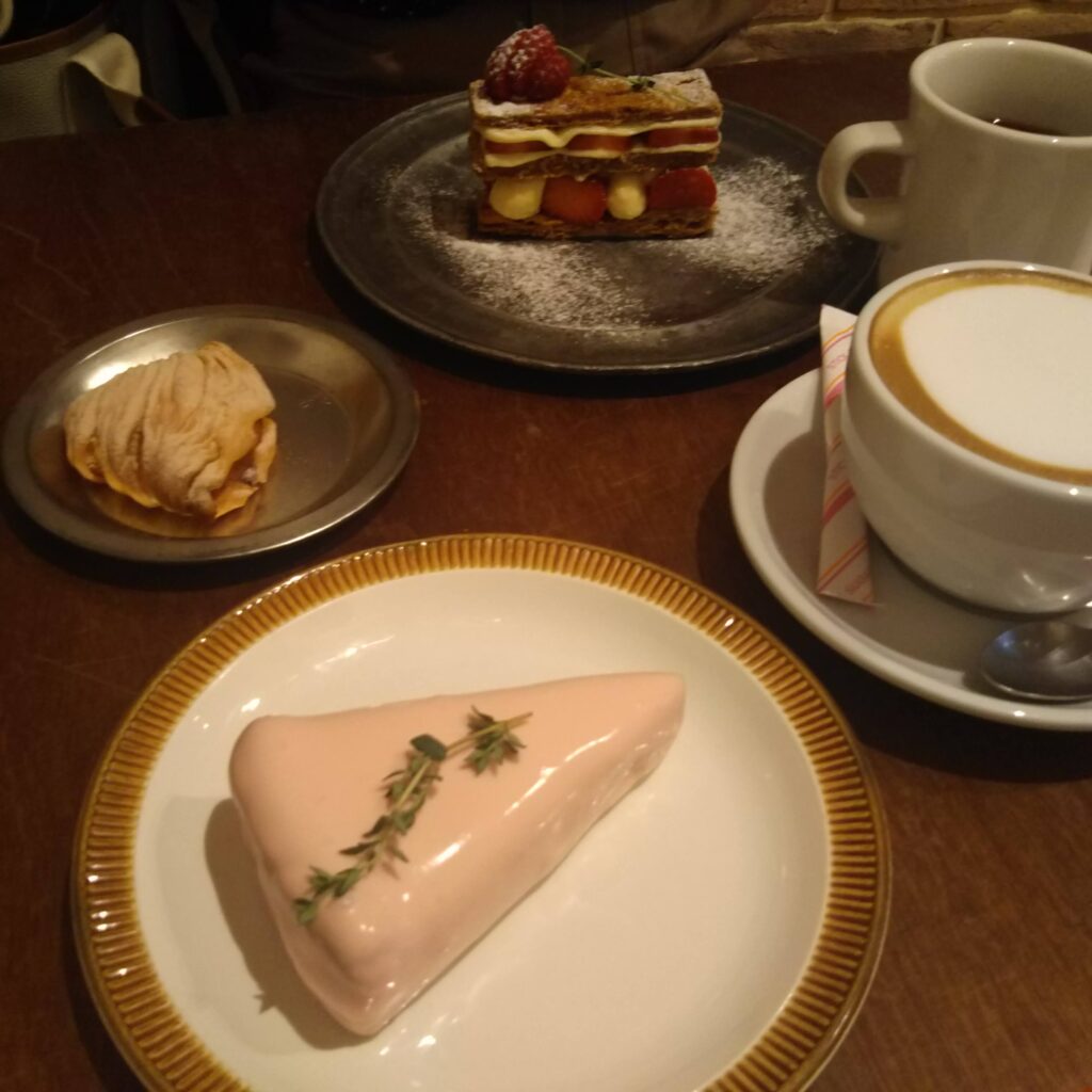 阪急岡本　神戸　スフォリアテッラ　　カフェテリアガットネロ　ケーキ
